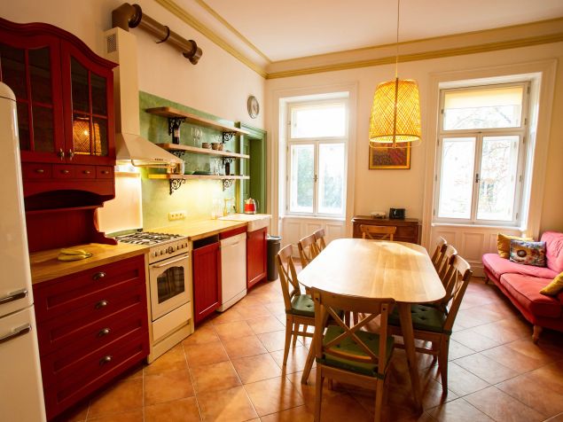 plně vybavená kuchyň s moderními spotřebiči ve vintage desingu