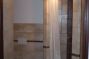 velká koupelna s velkým sprchovým koutem a WC (vyhřívaná podlaha)