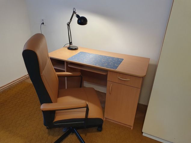 Pracovní stůl a židle v pokoji č. 1