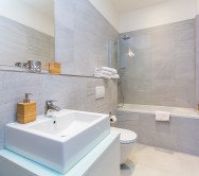 Koupelna/Bathroom with bathtub