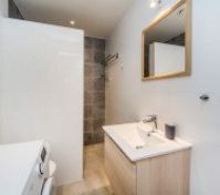 bathroom with spacious shower, WC, washing machine