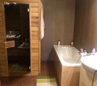 koupelna s vanou a saunou