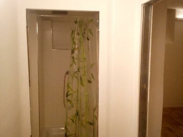 Sprcha za uzamykatelnými dveřmi