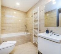 bathroom with WC, bathtub, washing machine